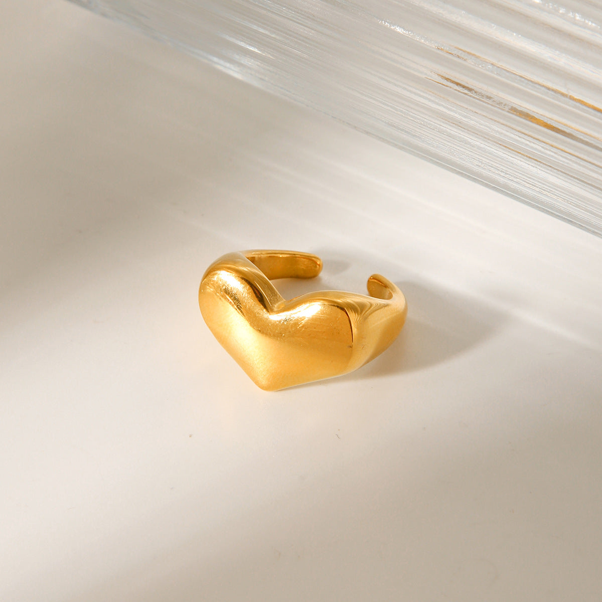 Anello da donna in acciaio inossidabile a forma di cuore, placcato oro, design geometrico a fascia aperta