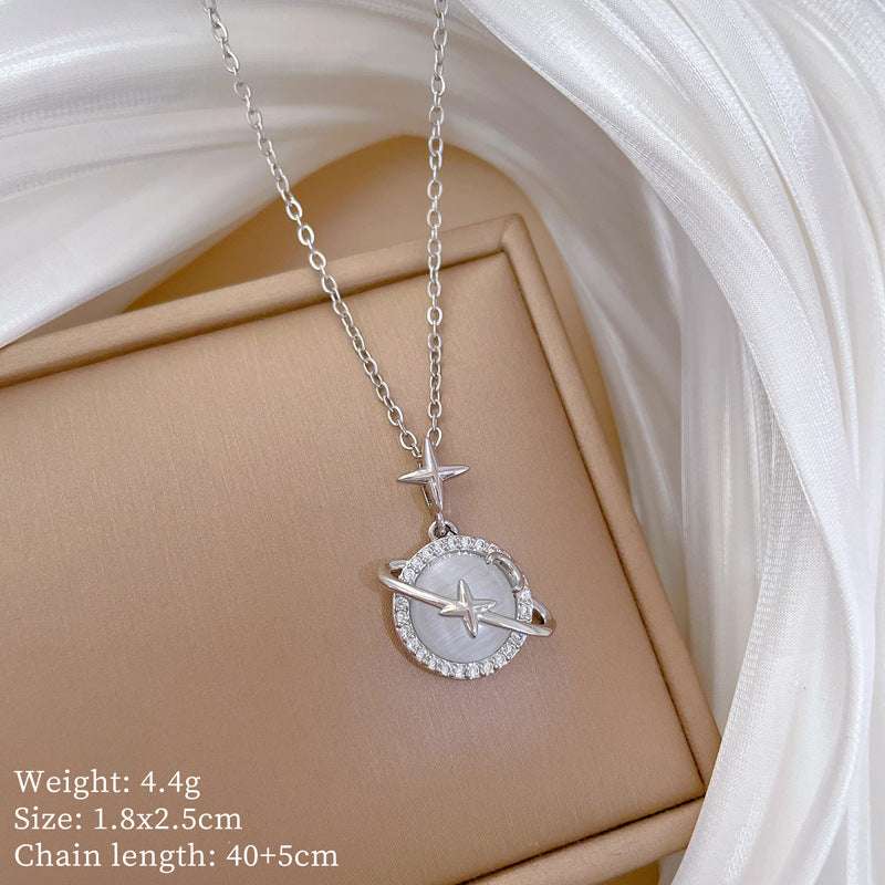 Collana con ciondolo a forma di pianeta in pietra occhio di gatto geometrica in stile cartone animato per donna in acciaio al titanio con incastonatura micro-pavé