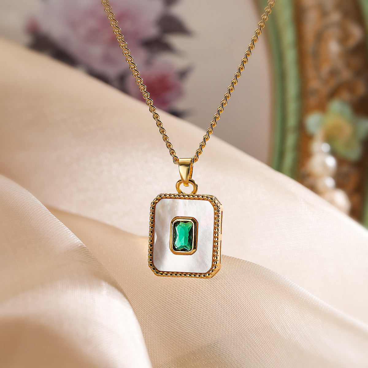 Collar colgante geométrico minimalista para mujer, base de cobre con baño de oro de 18 quilates, incrustaciones de concha y circonitas, cadena con relicario