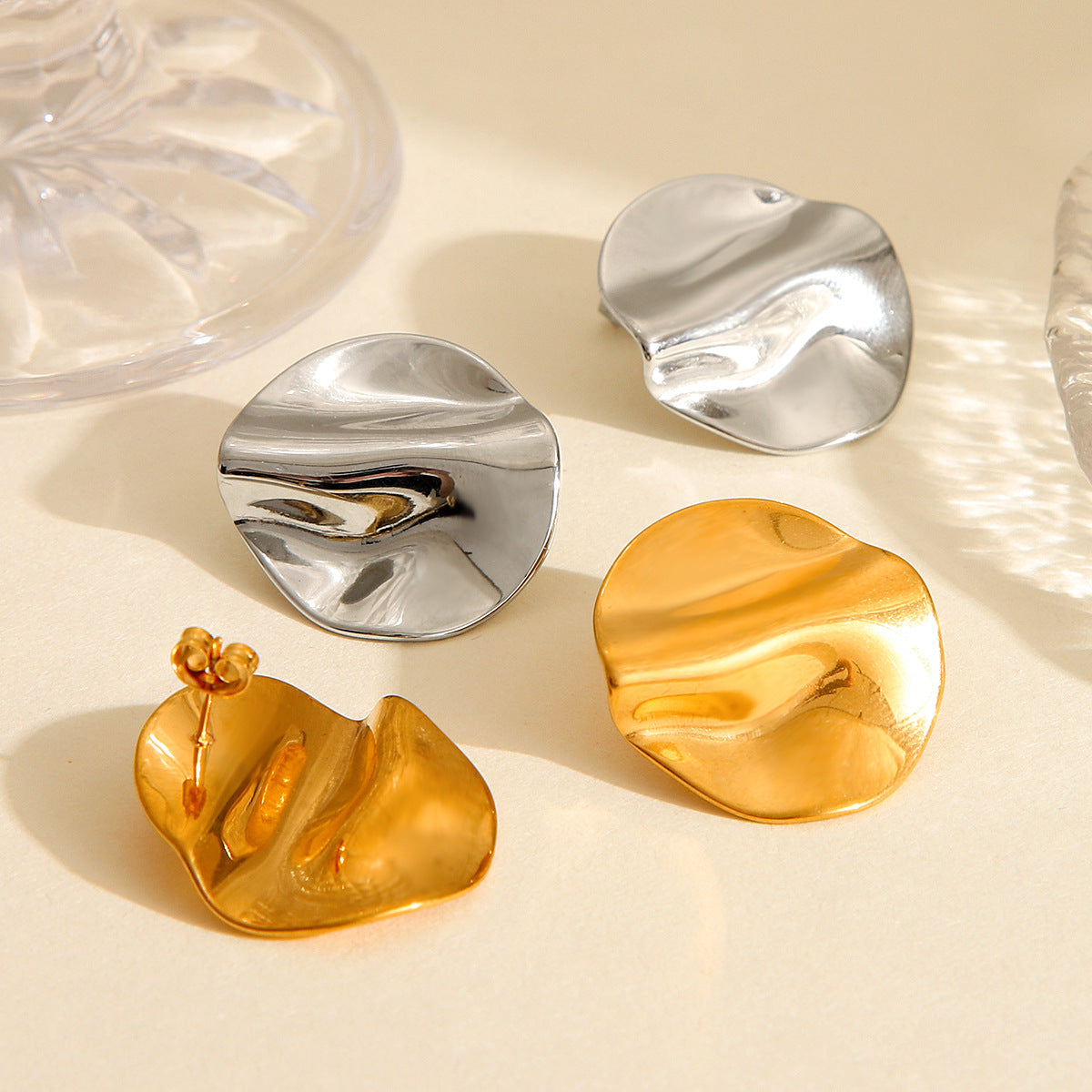 Orecchini in acciaio al titanio con trama martellata irregolare geometrica e placcatura in oro 18 carati da donna