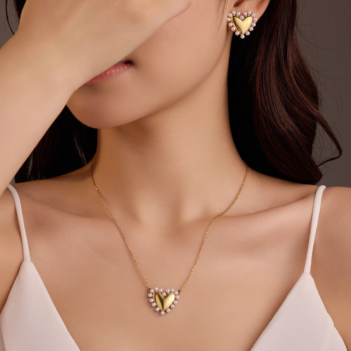 Collana con ciondolo a perla a cuore in acciaio inossidabile vintage con catena geometrica e orecchini abbinati da donna