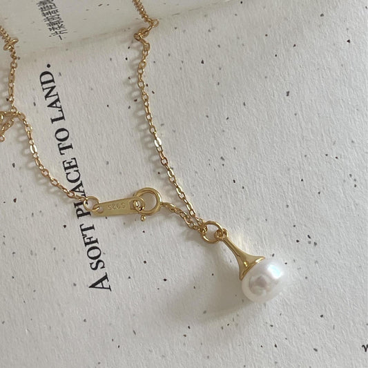 Collar Minimalista Geométrico de Perlas en Plata de Ley 925 con Baño de Oro en Cadena Cruzada