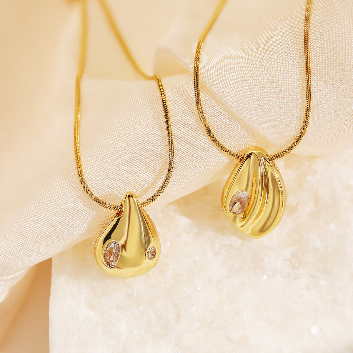 Collar Colgante Geométrico Irregular Minimalista para Mujer de Acero Titanio con Baño de Oro Real e Incrustaciones de Circones