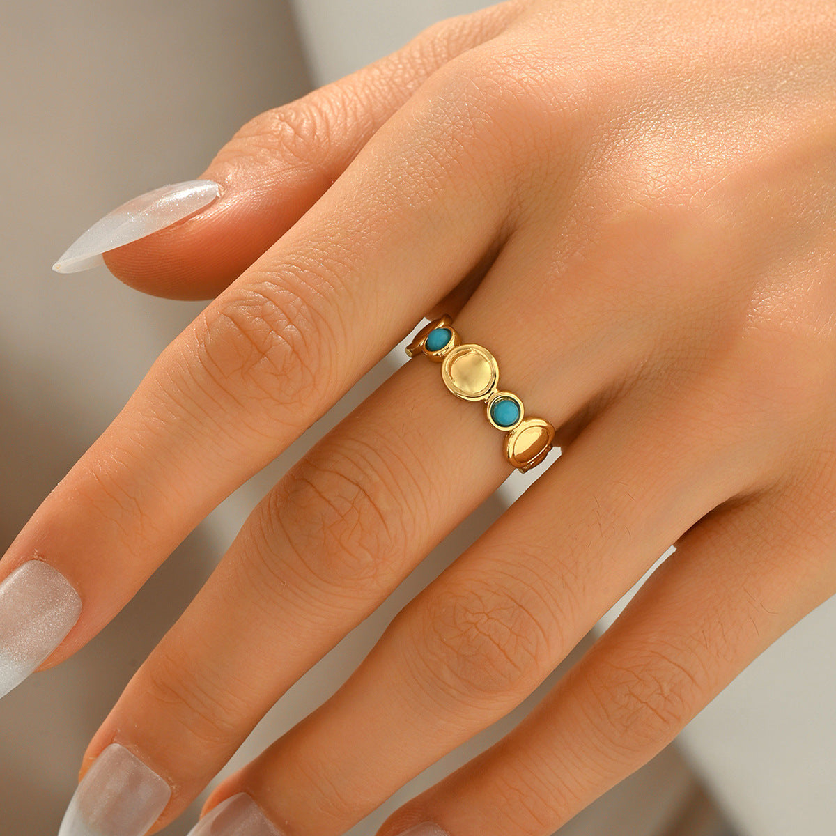 Anillo abierto geométrico minimalista para mujer en aleación de zinc con acabado chapado e incrustación de turquesa