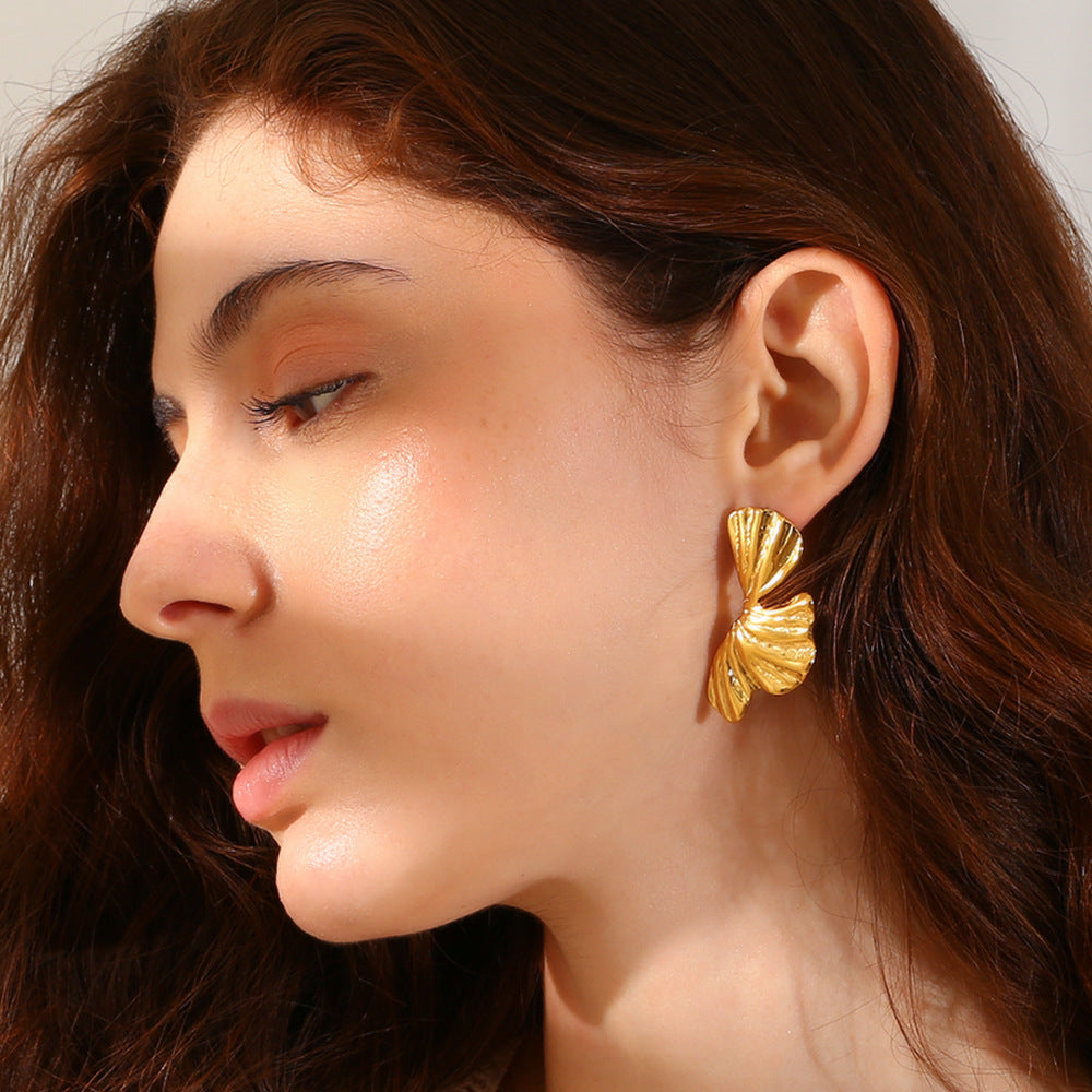 Orecchini minimalisti geometrici da donna in acciaio inossidabile placcato oro 18K con design a petalo plissettato irregolare