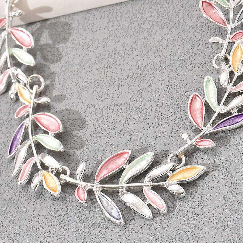 Fashionable Olive Green Leaf Pendant Necklace for Women with Alloy Pendant and Enamel Finish on Adjustable Long Chain