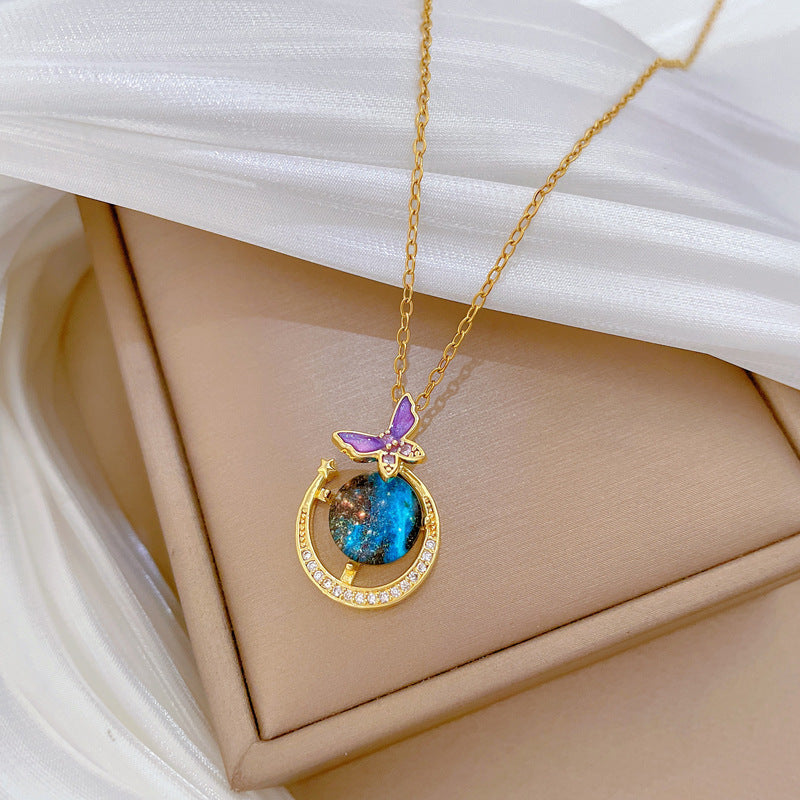 Collana in acciaio al titanio a forma di farfalla stile cartone animato con intarsio di strass per donne e uomini, catena leggera e delicata per la clavicola