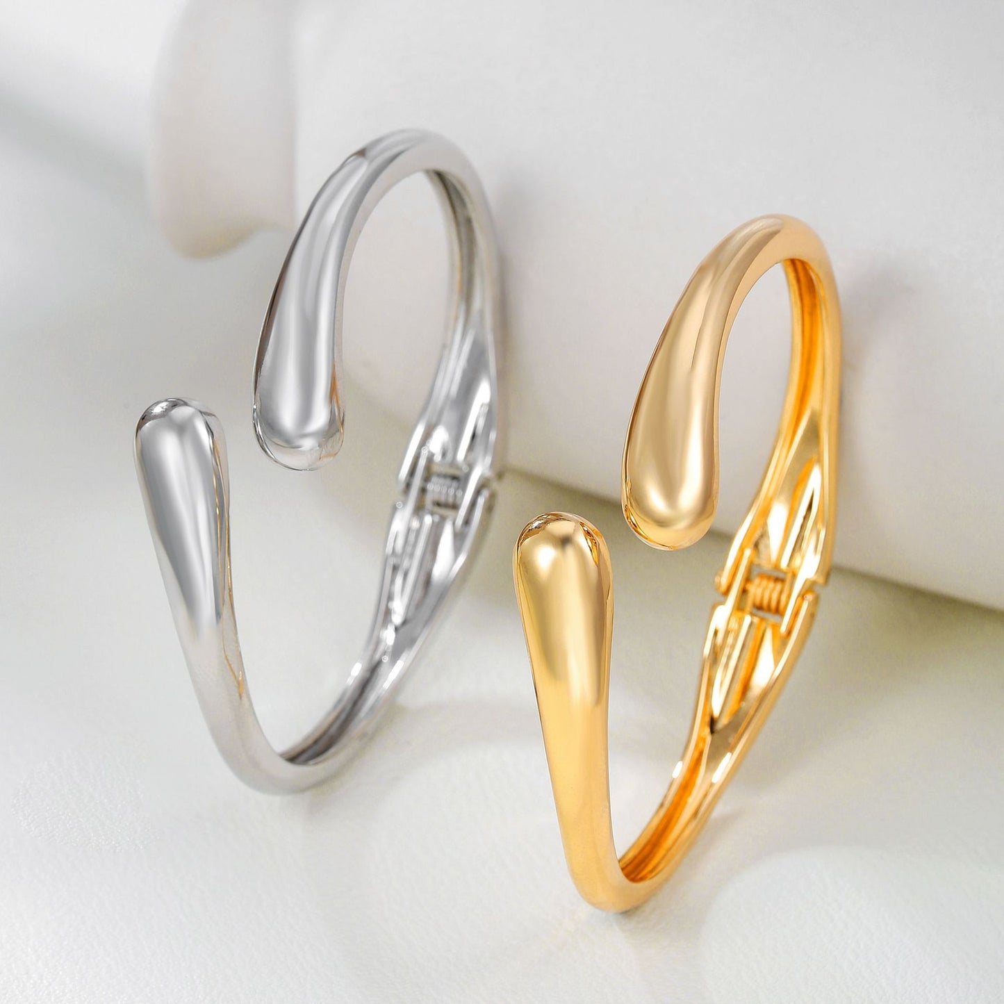 Bracciale Geometrico Minimalista in Lega con Finitura Lucida e Apertura a Molla per Uomo e Donna