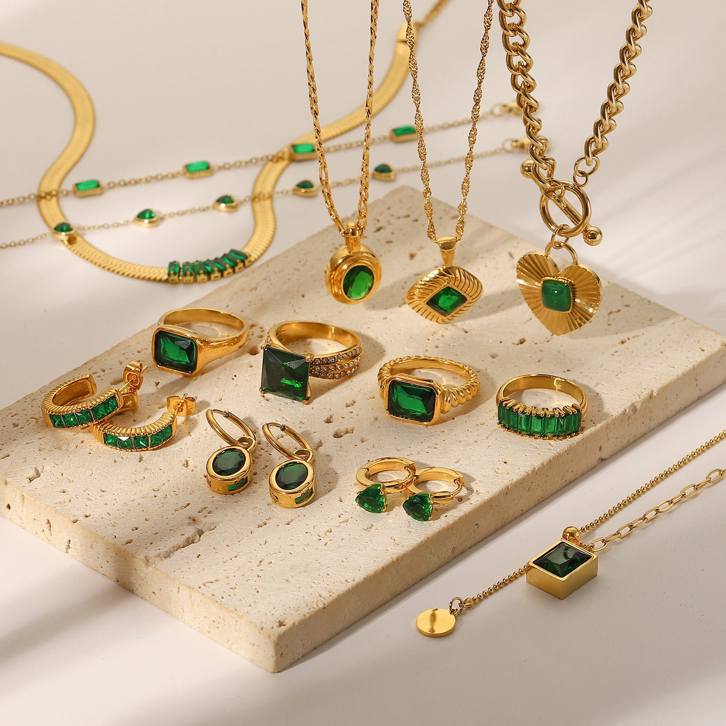 Set collana geometrica vintage in zirconia verde da donna, ciondolo in acciaio inossidabile con finitura placcata