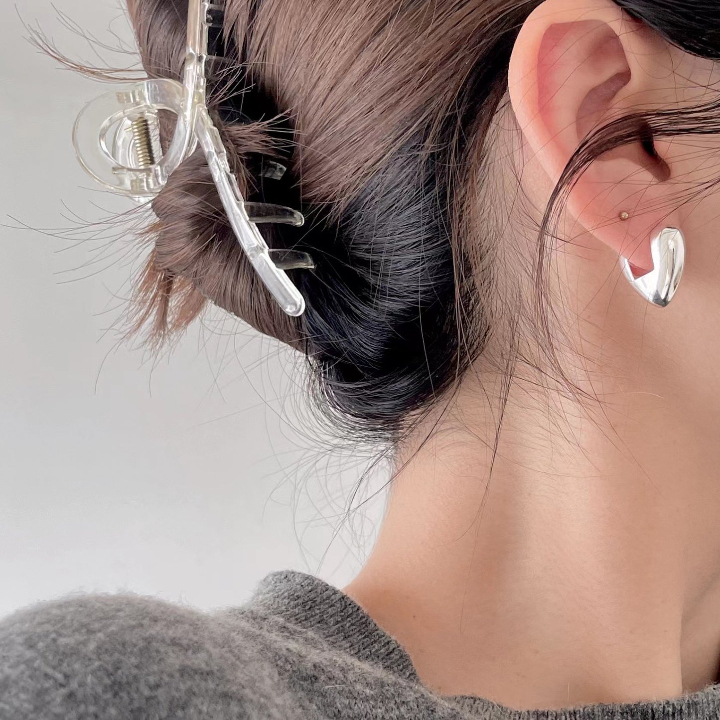 Orecchini a perno ovali minimalisti da donna in argento sterling 925 con intarsio in perla e accento a cuore