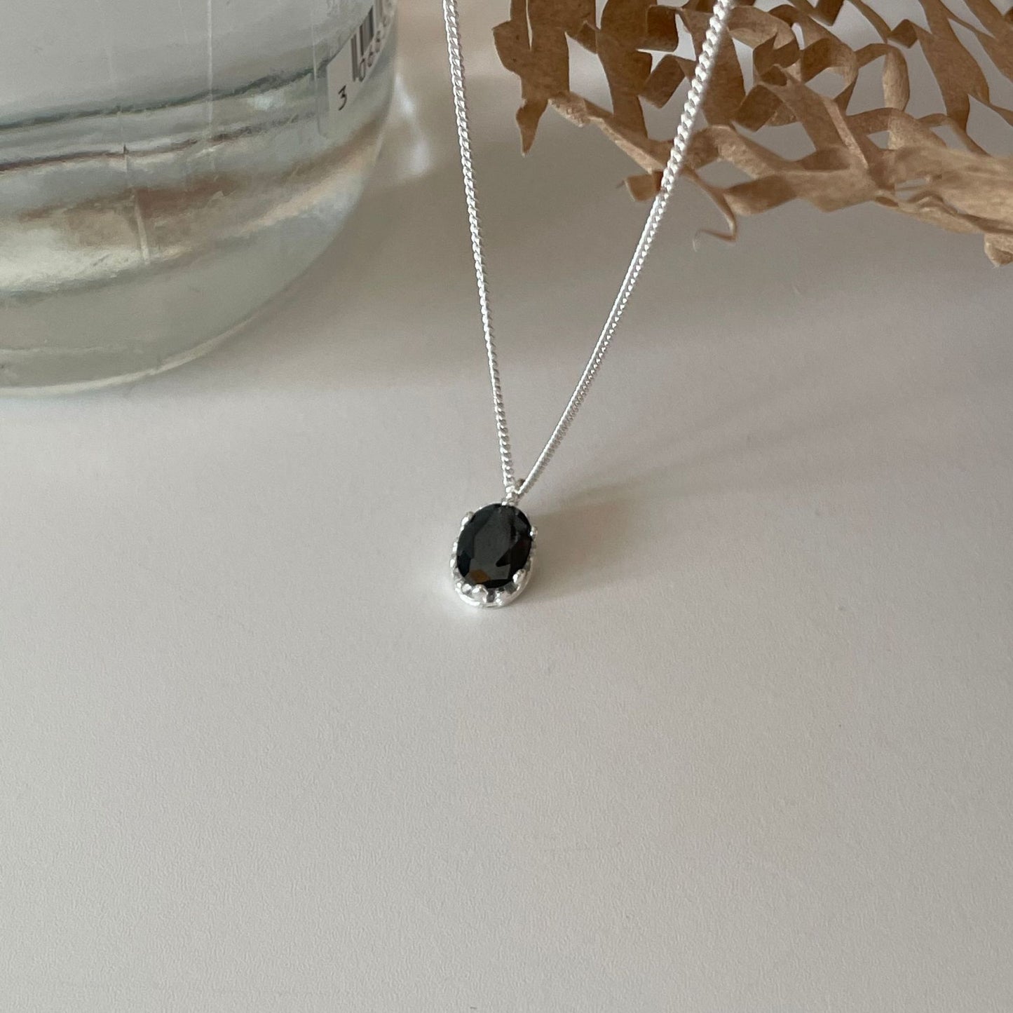 Collar minimalista de dije redondo geométrico en plata de ley 925 con acentos de diamantes de imitación negros