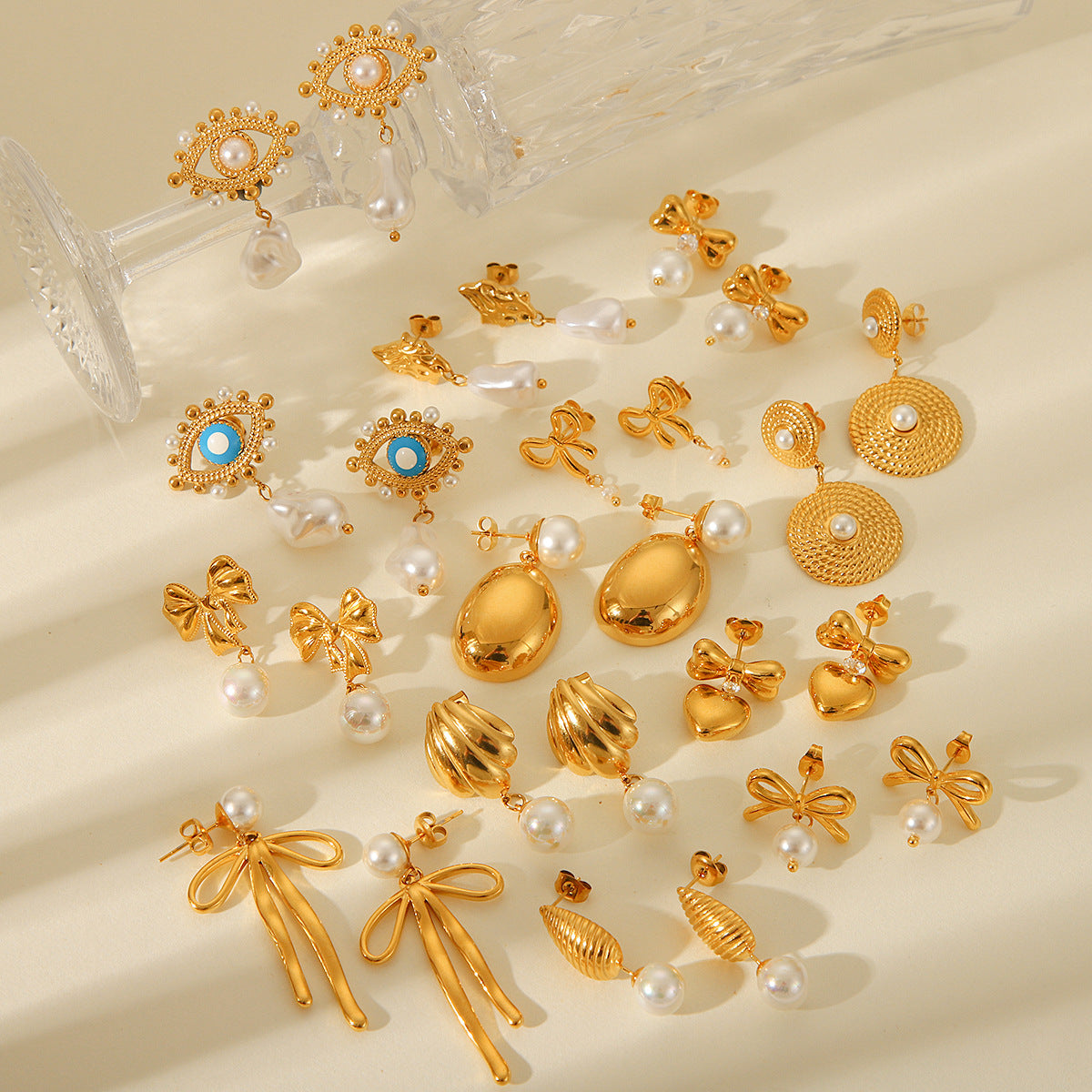 Pendientes minimalistas de acero inoxidable con forma de corazón y lazo, con acentos de perlas y chapados en oro de 18 quilates para mujer