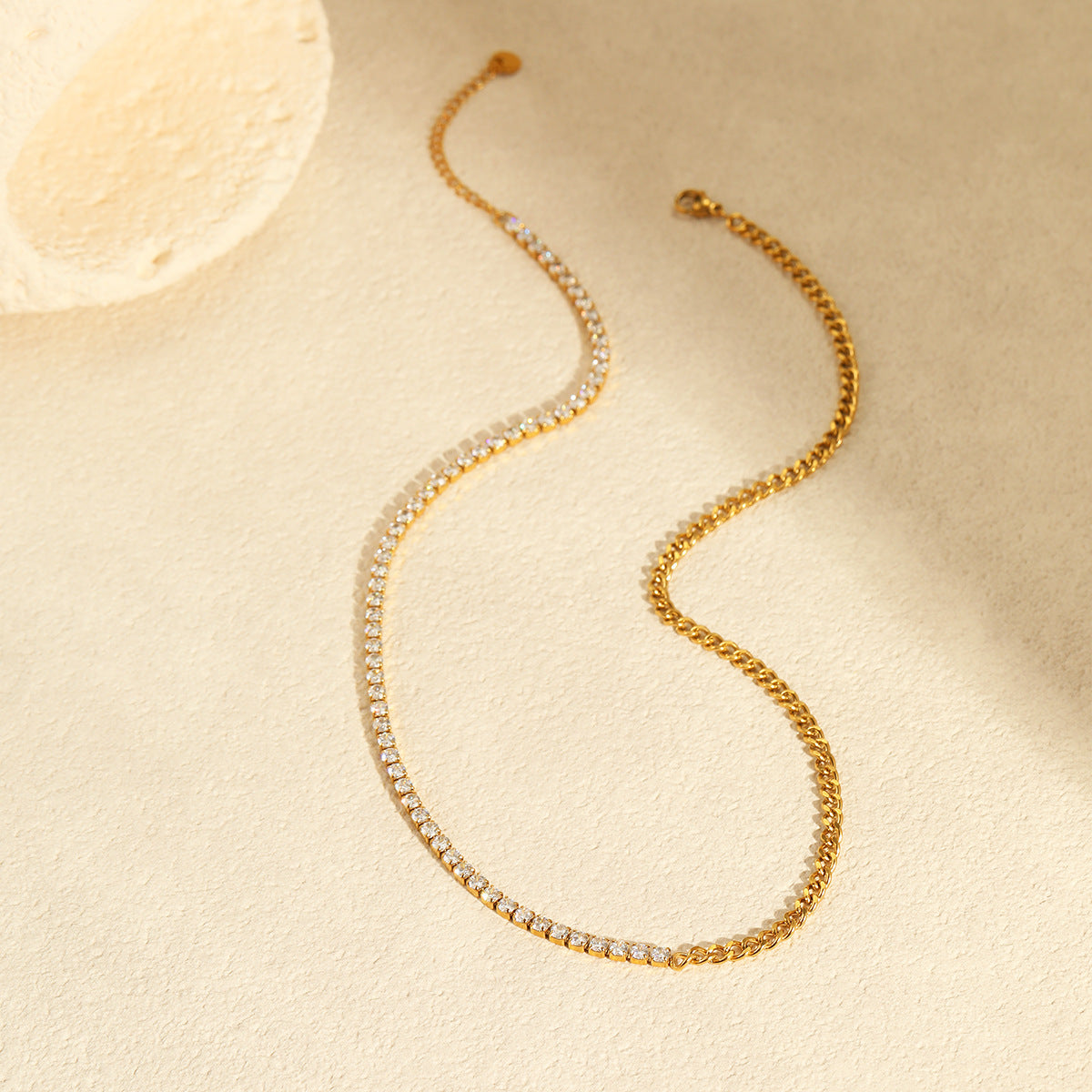 Collana geometrica minimalista da donna in acciaio inossidabile con intarsio in zirconi e placcatura in oro 18K
