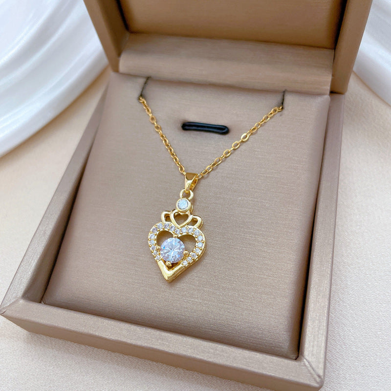 Elegante Collar con Colgante de Corazón de Corona Hueca para Mujer, Cadena Delicada de Acero Inoxidable para Clavícula con Acentos de Pedrería