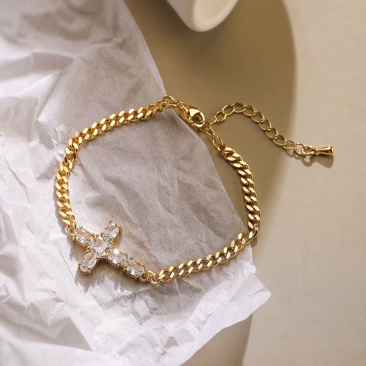 Bracciale minimalista da donna con ciondolo a croce in rame e zirconi micro-incastonati