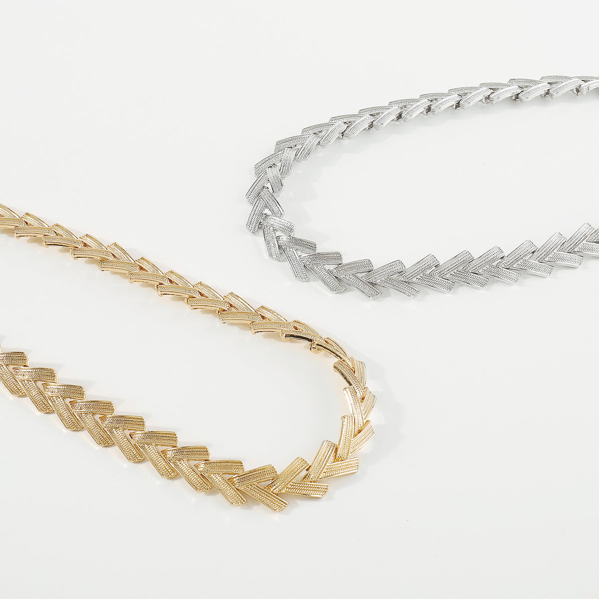 Collar con colgante vintage barroco en forma de V para mujer con diseño geométrico de aleación de hierro galvanizado Cadena de clavícula minimalista