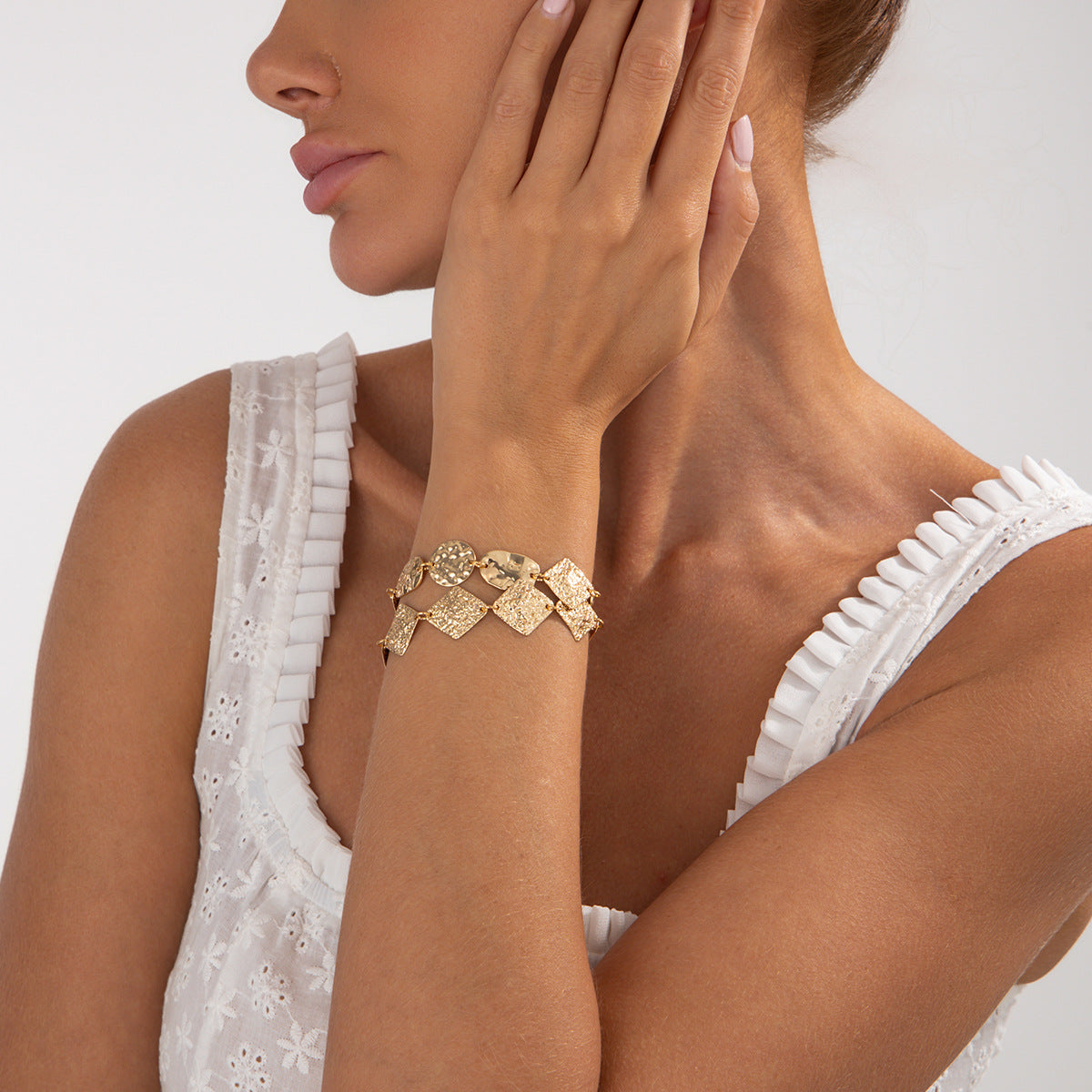 Bracciale a maglie geometriche a rombo in metallo con finitura galvanica, stile vintage e texture martellata irregolare