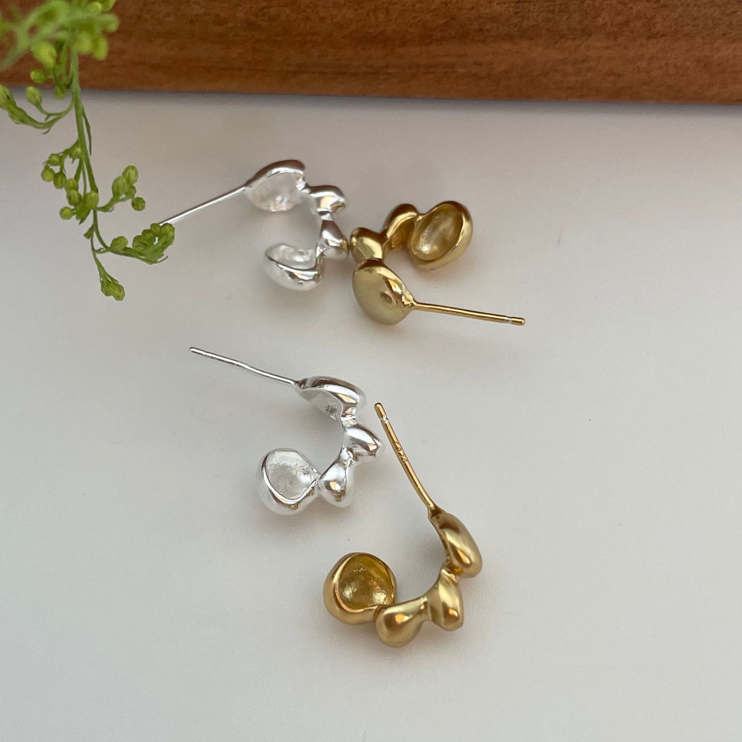 Orecchini a perno da donna a forma di goccia minimalista in argento sterling 925 con intarsio di perle