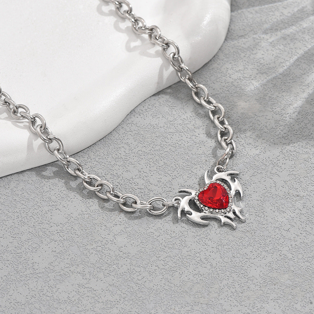 Collar con colgante de aleación de zinc minimalista en forma de corazón con incrustaciones de diamantes de imitación para mujer, delicada cadena para clavícula