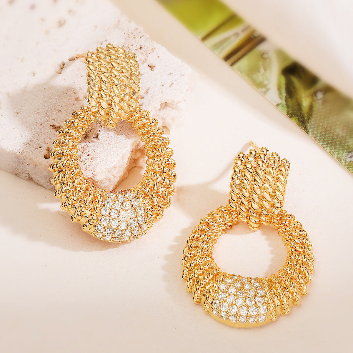 Pendientes de Cobre Geométricos de Estilo Vintage con Baño de Oro de 18K y Detalles de Circonitas para Mujer