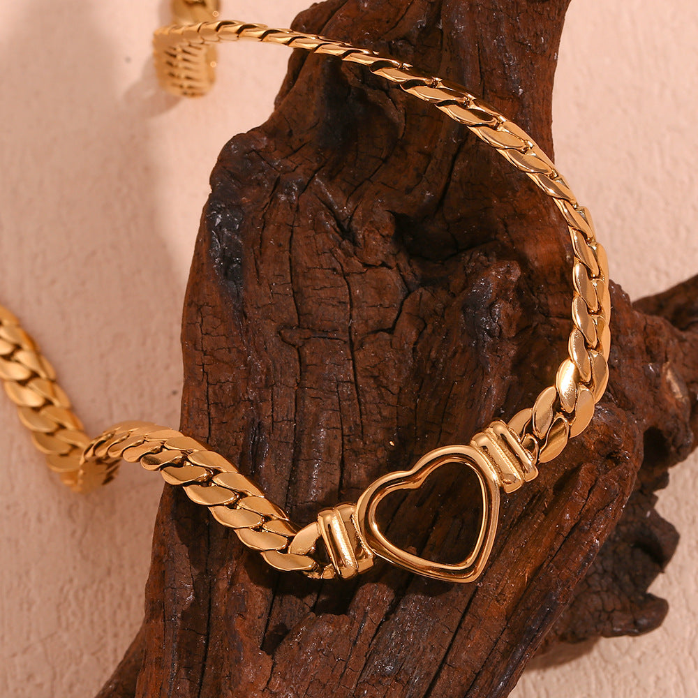 Collar con Colgante de Corazón Hueco Minimalista de Moda en Acero Inoxidable con Baño de Oro de 18K para Mujer