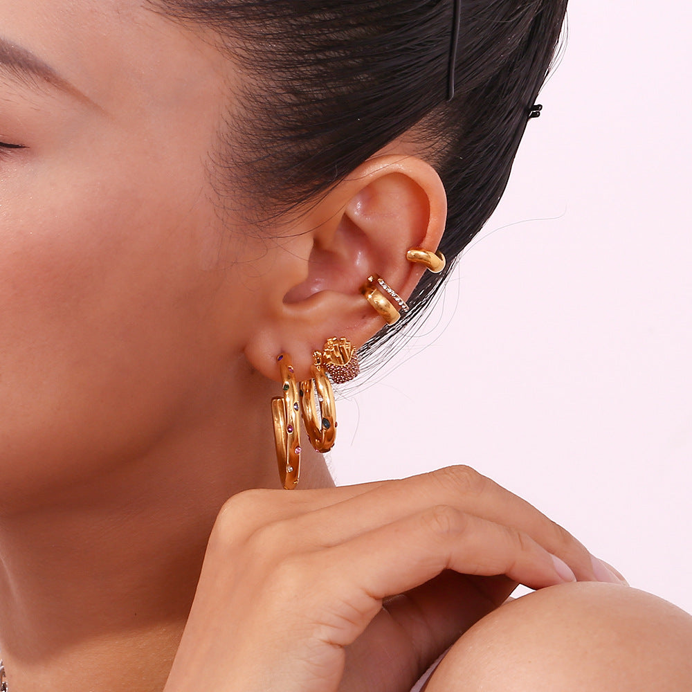 Orecchini da donna alla moda in acciaio inossidabile con geometria, placcati in oro 18 carati e zirconi colorati micro-incastonati su borchie quadrate in pietra lavica