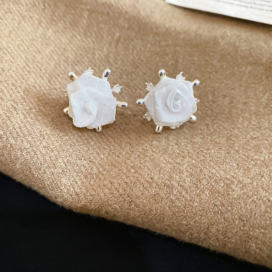 Pendientes de botón minimalistas florales de circonita en cobre chapado con postes de acero inoxidable para mujer