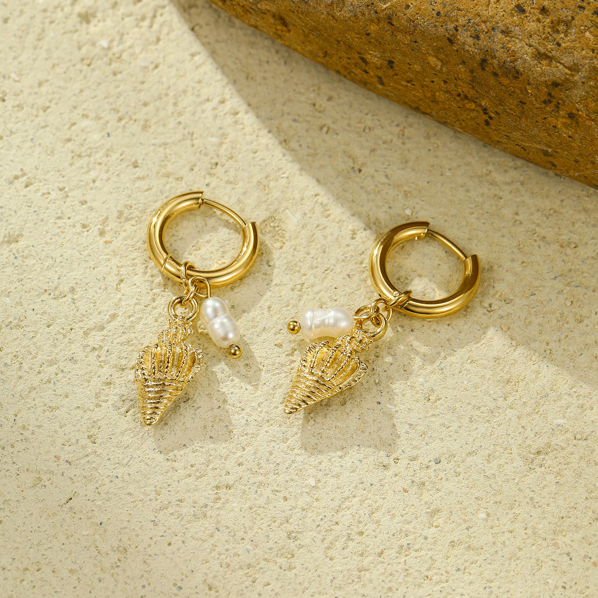 Pendientes vintage de acero de titanio con forma de concha y perlas incrustadas para mujer, aros de acero inoxidable chapados con estética minimalista de lujo