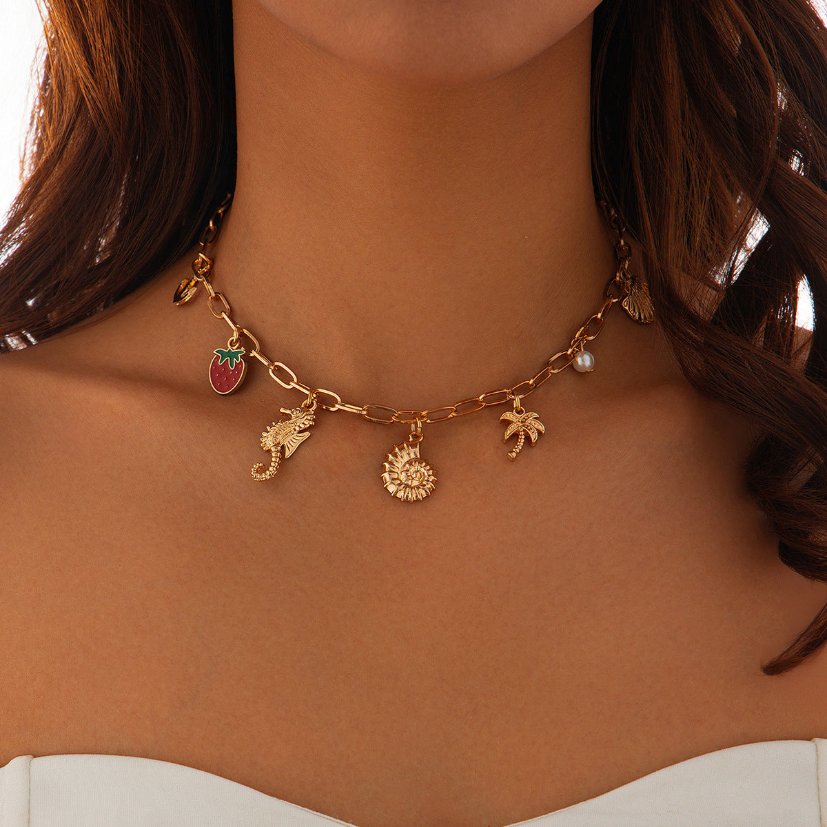 Collana pendente minimalista con stella e conchiglia, nappina e design a coda di sirena, in lega con finitura placcata