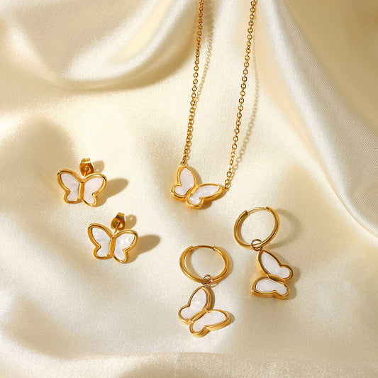 Conjunto de collar y pendientes minimalistas de mariposa de acero inoxidable chapado en oro de 18 quilates con concha blanca natural