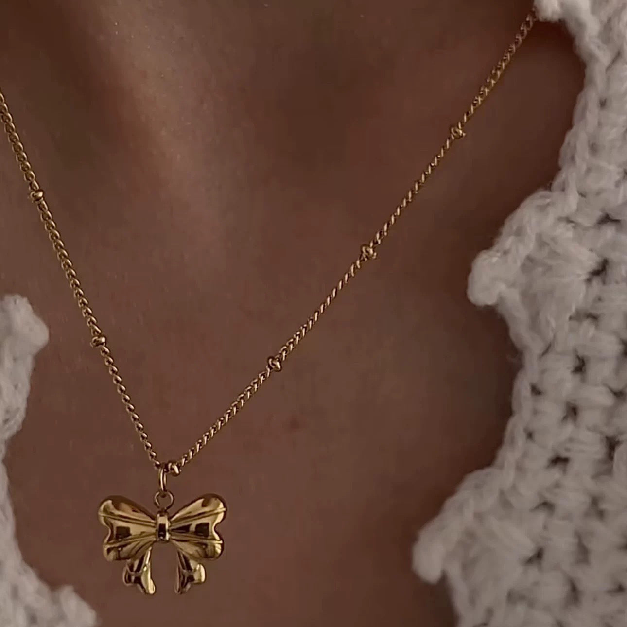 Elegante collar con colgante de lazo estilo francés para mujer en acero de titanio con chapado en oro de 18 quilates, delicada cadena de clavícula con una estética dulce y fresca