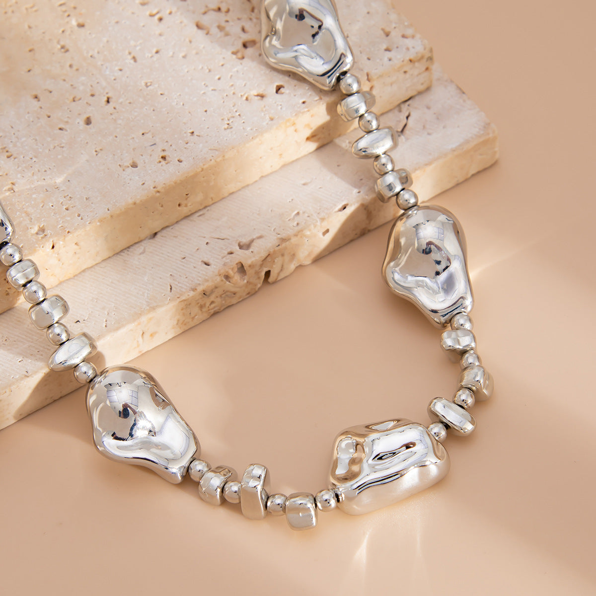 Collana Girocollo Minimalista con Perla Finta a Stella da Donna con Pendente in Lega Placcata Oro e Dettagli a Frange Irregolari