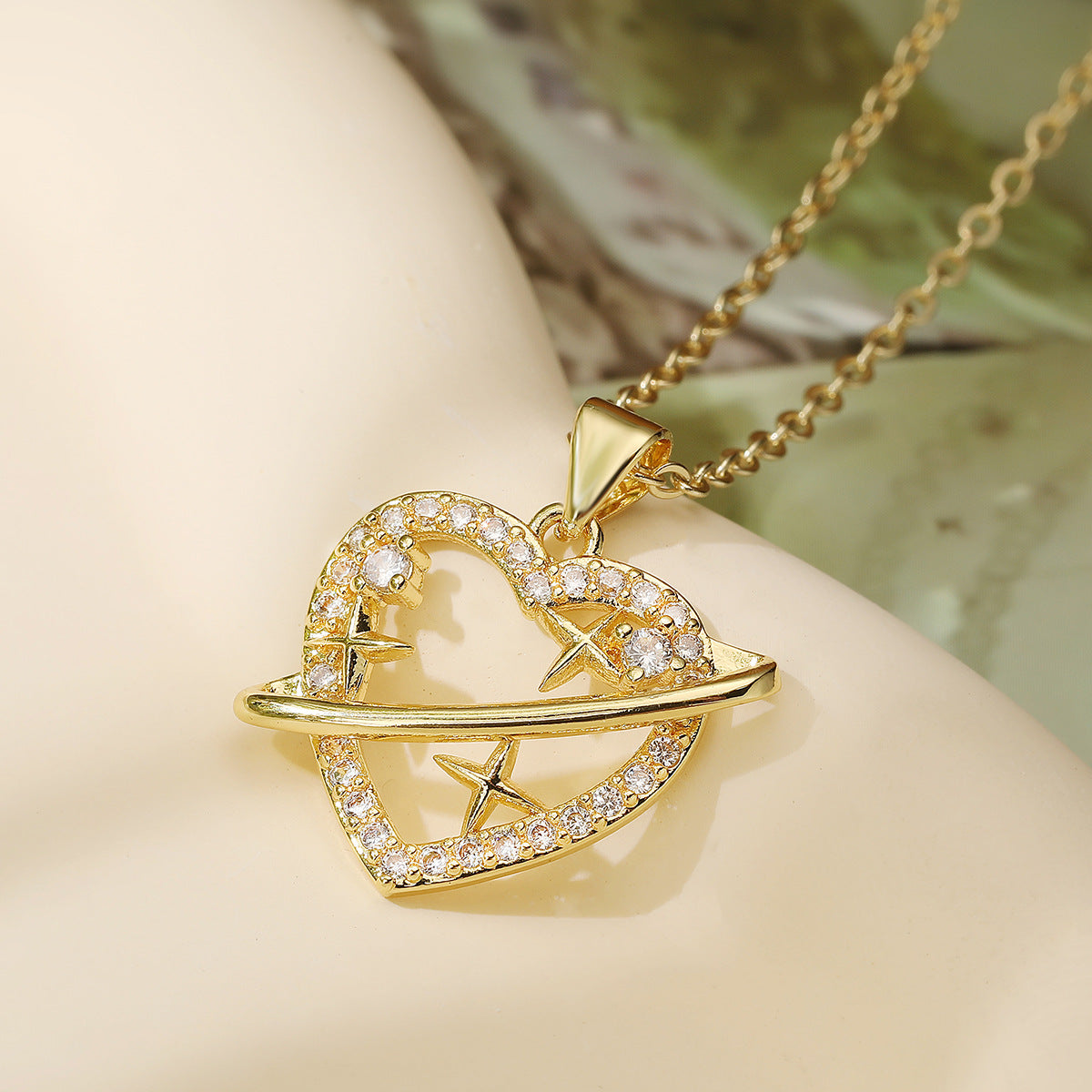Collar con colgante geométrico de mariposa minimalista para mujer con base de cobre chapada en oro real e incrustaciones de circonitas