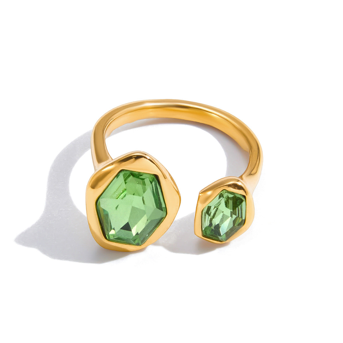Anillo de acero de titanio octogonal geométrico con incrustaciones de circonita verde, galvanizado para una joyería de lujo femenina resistente a la decoloración