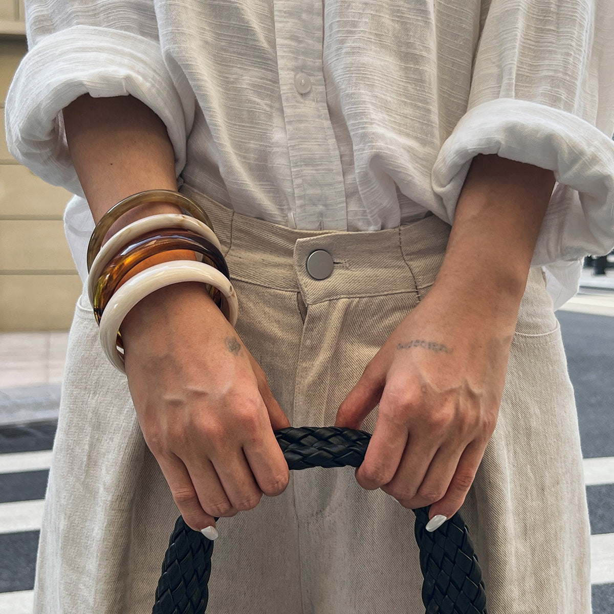 Brazalete de resina marmoleada semitransparente irregular para mujer con acabado de resina goteada