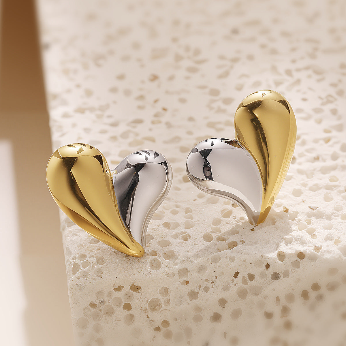 Orecchini a perno da donna a forma di cuore in acciaio inossidabile placcato oro, dal design geometrico minimalista, gioielli versatili per tutti i giorni