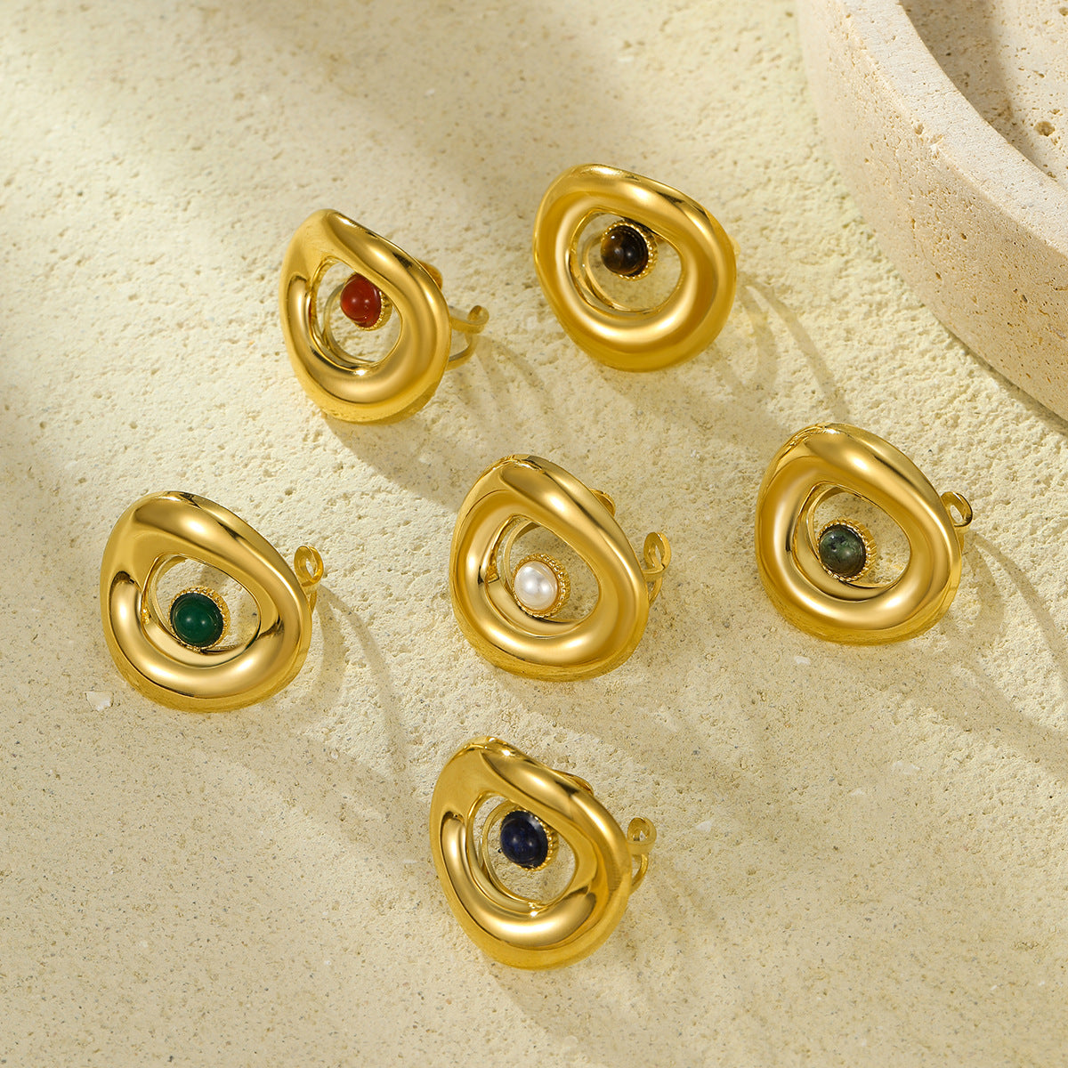 Anillo minimalista de acero de titanio geométrico con baño de oro de 18 quilates e incrustaciones de piedra natural para mujer