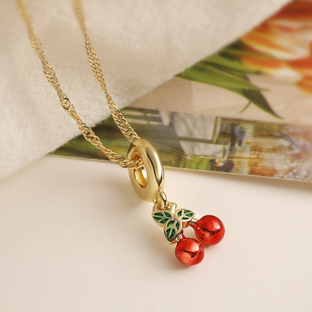 Collana con Ciondolo a Coccinella Floreale Irregolare Minimalista in Rame Placcato Oro 18K e Finitura a Smalto