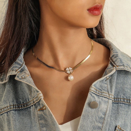 Collana minimalist a quadrifoglio in acciaio al titanio con ciondolo di perle da donna