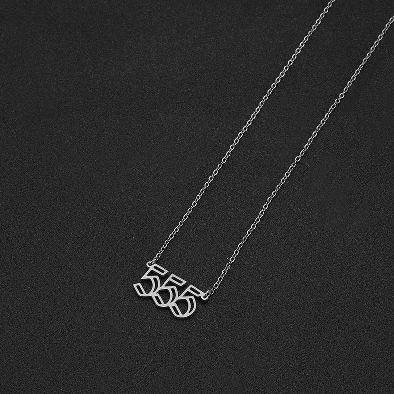 Collar Minimalista de Acero Inoxidable con Colgante de Número Grabado en Cadena O para Mujer