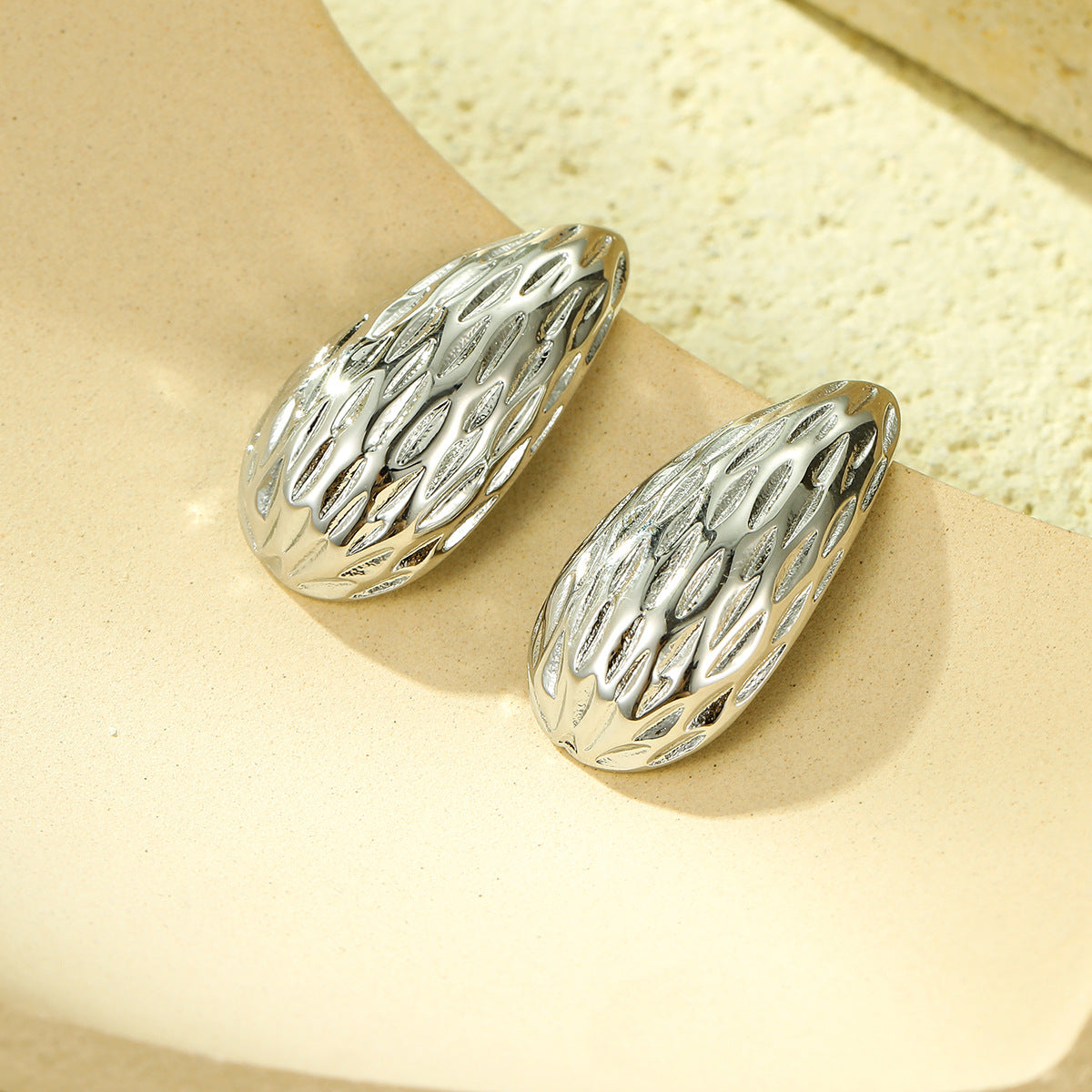 Pendientes de gota de agua de acero inoxidable chapados en oro de 18 quilates de estilo minimalista frío para mujer