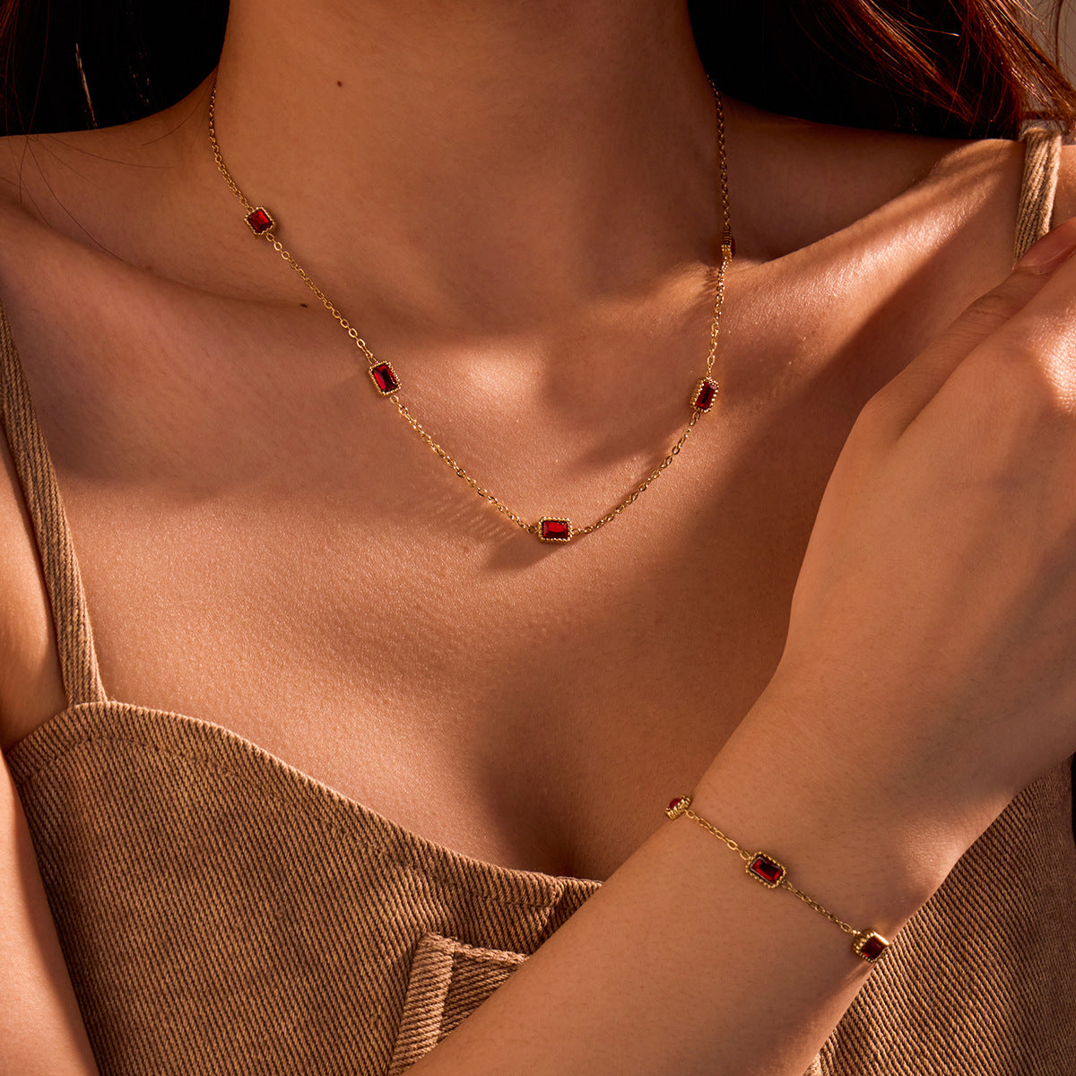 Collana da donna minimalista con pendente quadrato in acciaio inossidabile con intarsio in strass e placcatura in oro