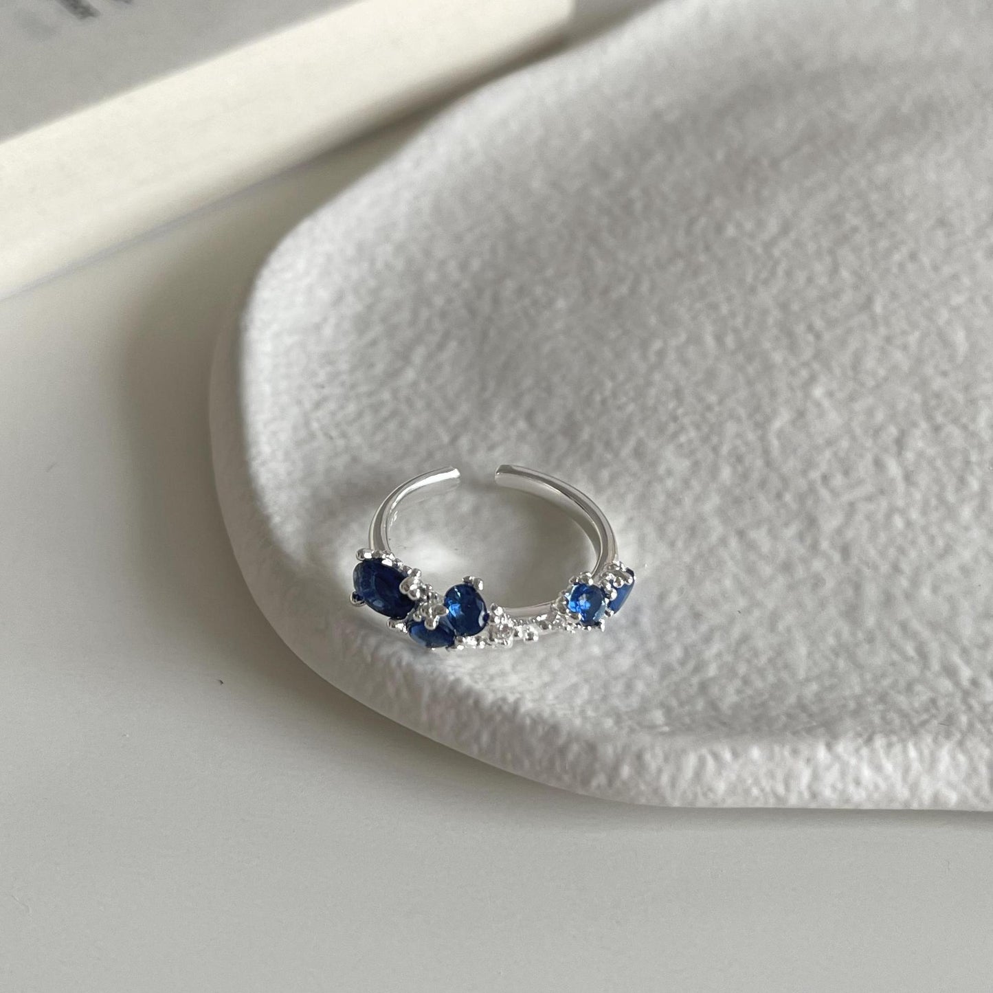 Anello Minimalista con Forma Geometrica Irregolare in Argento Sterling 925 con Intarsio di Zirconi Blu e Superficie Testurizzata