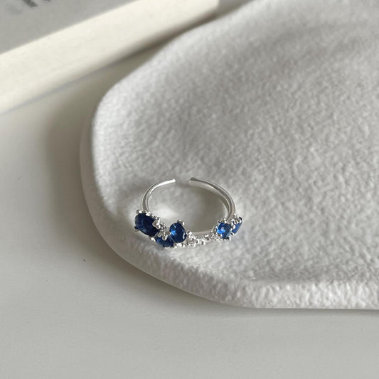 Anello Minimalista con Forma Geometrica Irregolare in Argento Sterling 925 con Intarsio di Zirconi Blu e Superficie Testurizzata