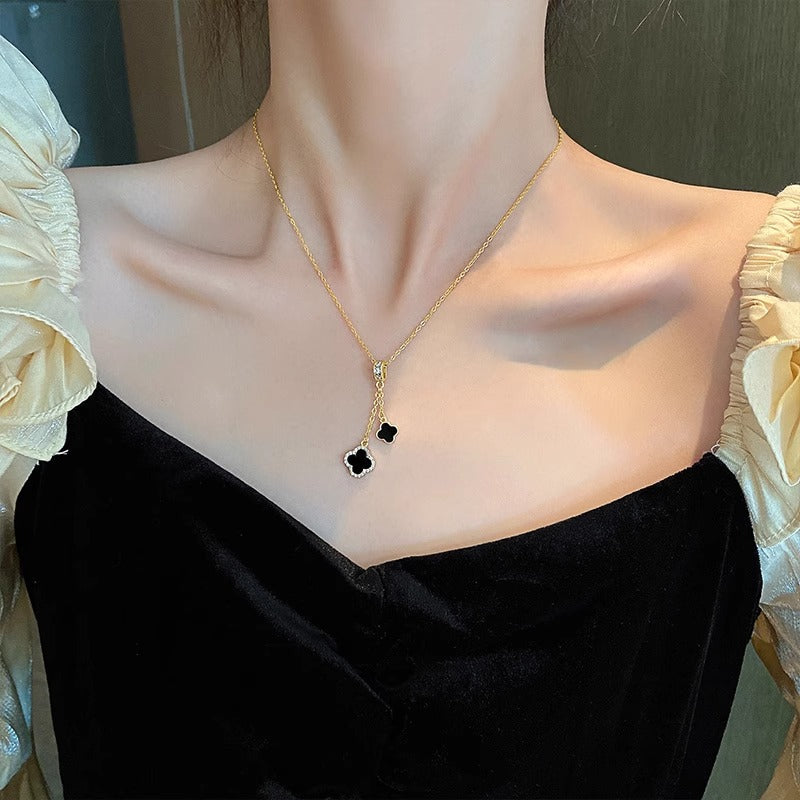 Collana con Ciondolo a Quadrifoglio Minimalista da Donna e da Uomo in Acciaio al Titanio con Intarsio in Rame Micro-Pave e Finitura Placcata su Catena a Maglie Grandi