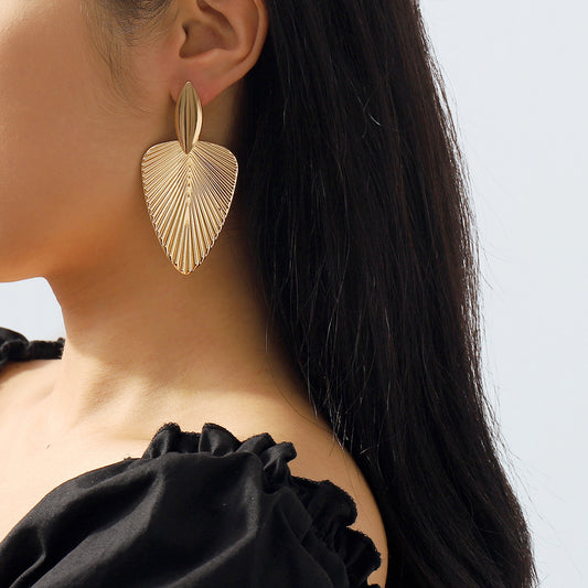 Orecchini pendenti da donna a forma di ventaglio geometrico con base in ferro e finitura galvanica, caratterizzati da texture a foglia e design a linee audaci