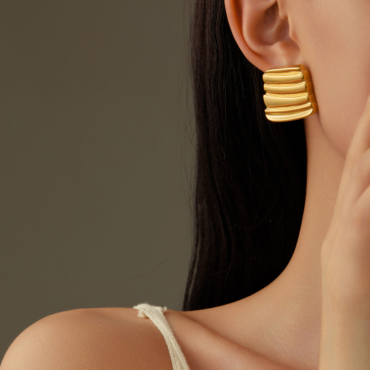 Pendientes huecos de acero inoxidable con textura martillada geométrica irregular de estilo vintage y acabado chapado