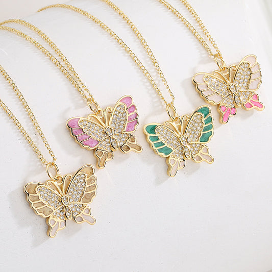 Collana con pendente a farfalla minimalista da donna in rame placcato oro 18 carati e finitura smaltata con intarsio di zirconi