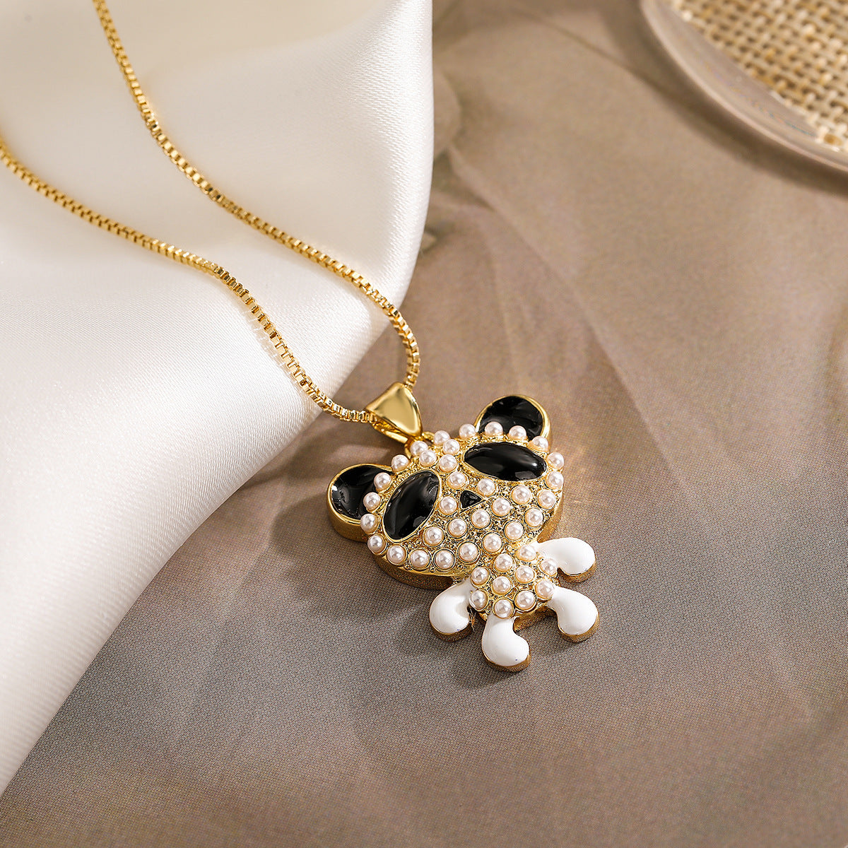 Graziosa Collana con Ciondolo a Forma di Orso Minimalista in Rame, Placcata Oro Vero con Intarsi in Perle e Zirconi, da Donna