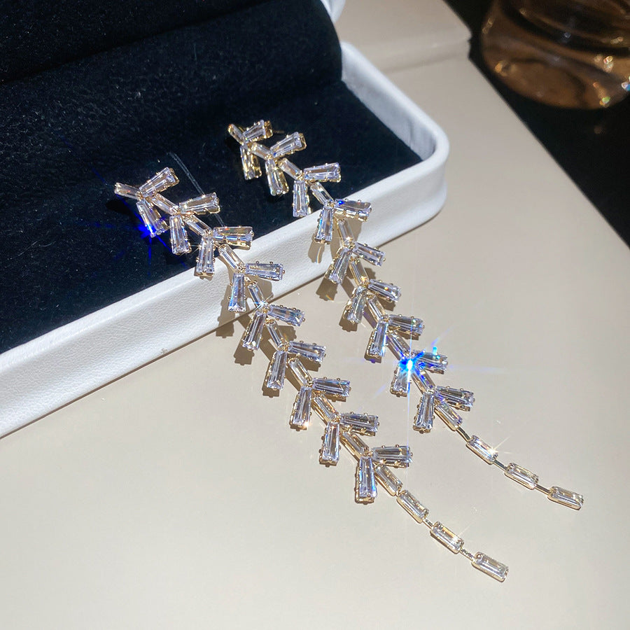 Pendientes de Cobre Minimalistas con Forma de Hoja con Circonitas Engastadas y Postes de Acero Inoxidable para Mujer